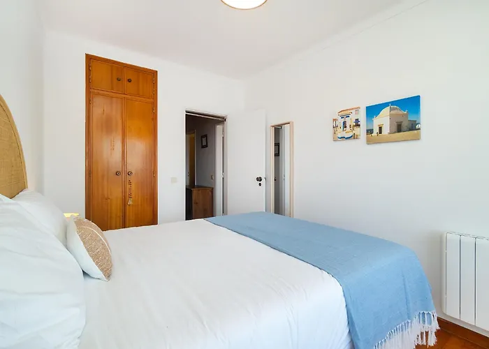 Spacious 3-bedroom In By Soulplaces